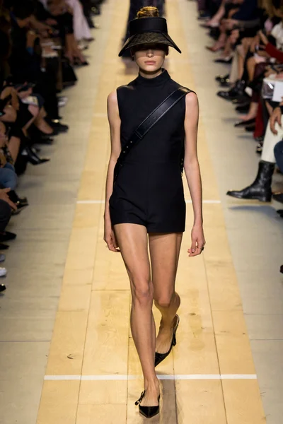Look 17